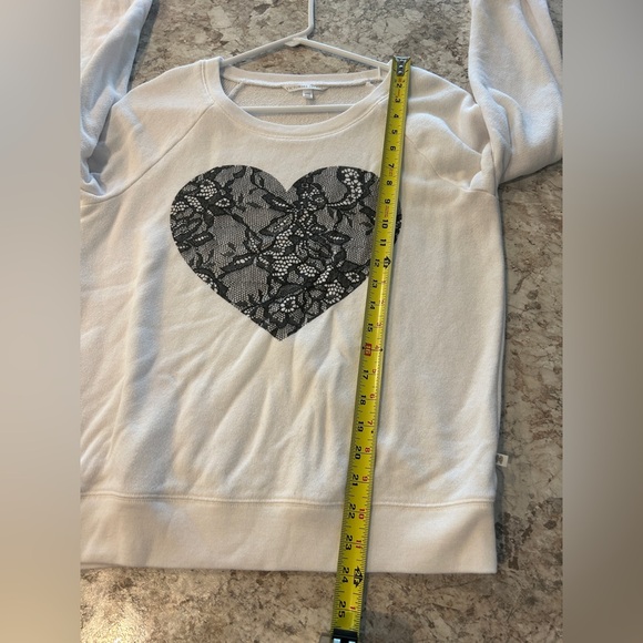 VS Long Sleeve Lace Heart Graphic Sweatshirt Medium - Picture 10 of 11